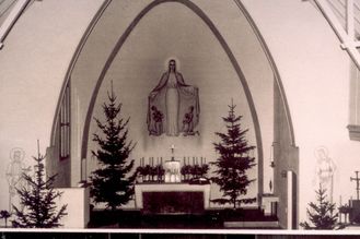 Altarraum der Kirche, weihnachtlich geschmückt (ca. 1953)